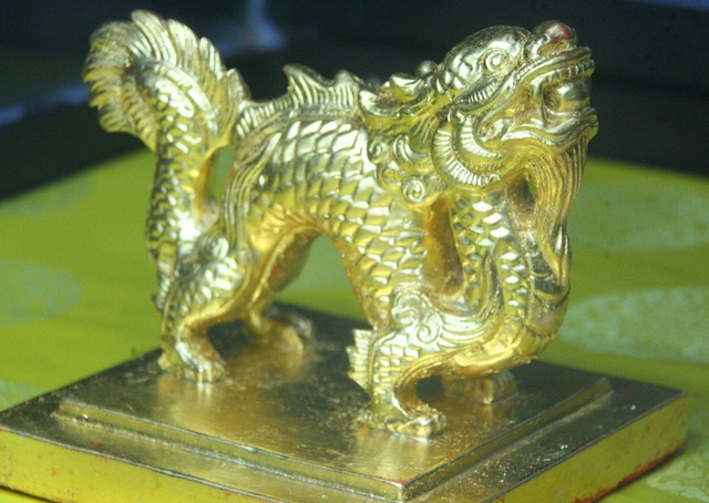 Triển l&atilde;m 11 ấn rồng v&agrave;ng tinh xảo triều Nguyễn 